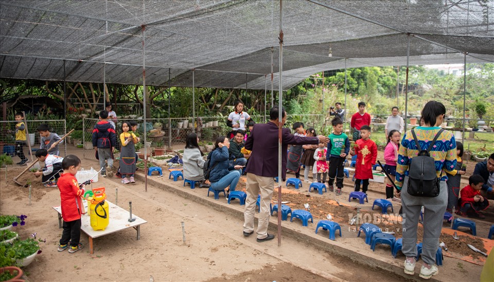 Trồng cây bằng vật liệu tái chế, đó là một trong những hoạt động mà nhóm phụ huynh này đã phối hợp với công viên thực vật cảnh Việt Nam tổ chức, với mong muốn đem đến cho con những bài học bổ ích về cây côi, môi trường.