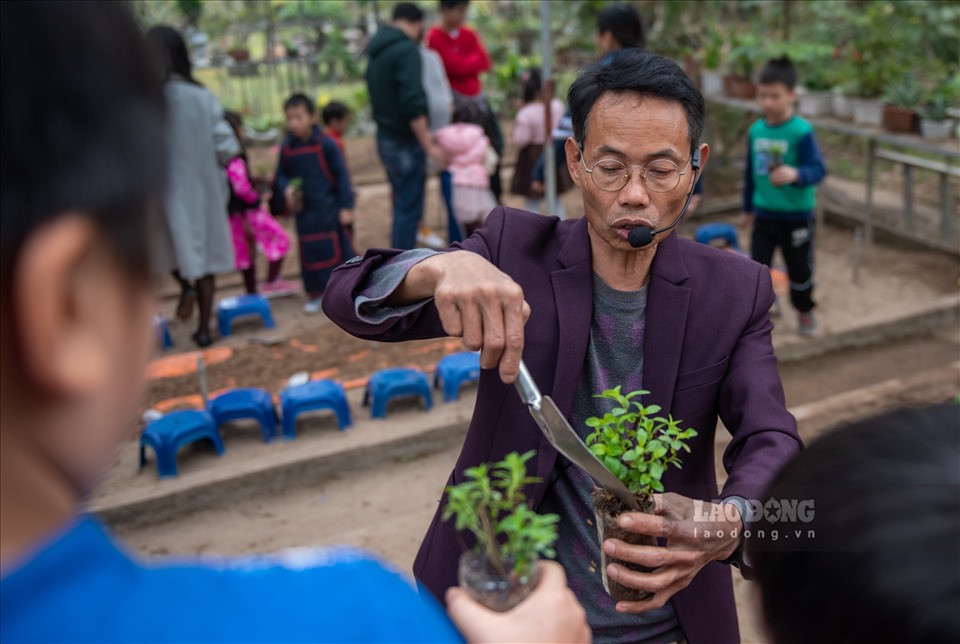 Ông Đỗ Mạnh Hùng - chủ công viên thực vật cảnh, là người đã trực tiếp đứng ra chỉ dạy các em nhỏ cách trồng cây, xếp đất, cách chăm bón. Những sản phẩm này sẽ sau khi hoàn thành sẽ được các em mang về nhà tiếp tục chăm sóc.