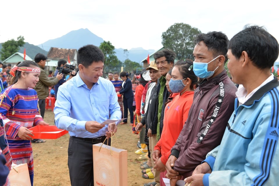 Lãnh đạo Công ty CP Cảng Quy Nhơn tặng quà cho người dân làng Canh Tiến, xã Canh Liên, huyện Vân Canh, tỉnh Bình Định. Ảnh AH