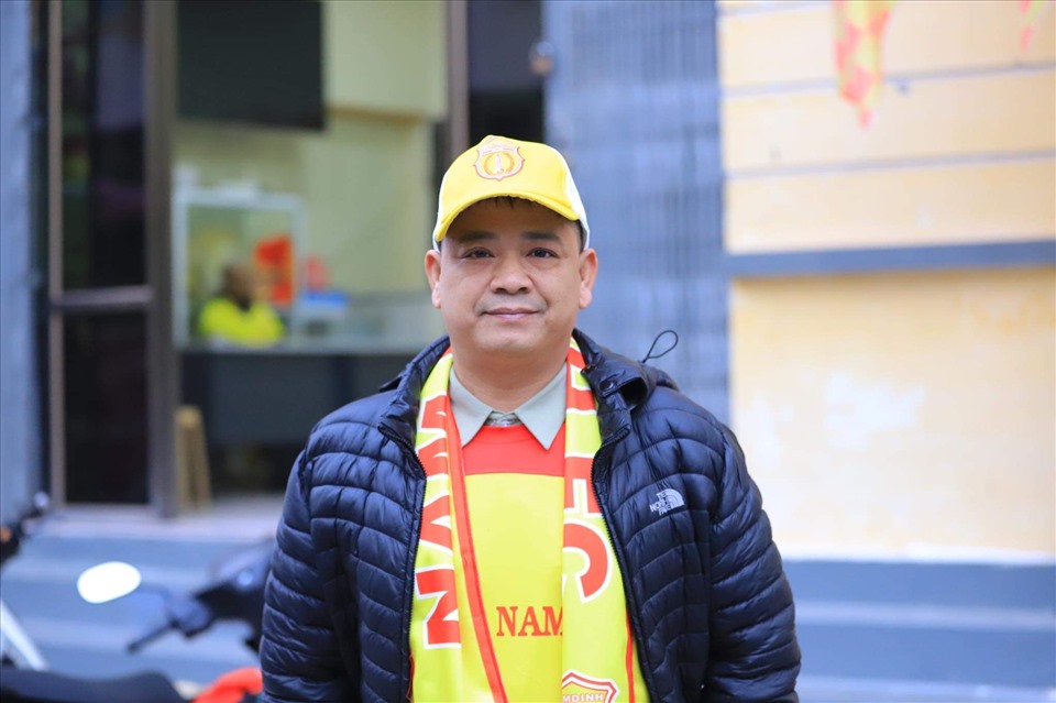 Anh Quang - một cổ động viên trung thành của câu lạc bộ Nam Định. Ảnh: T.N