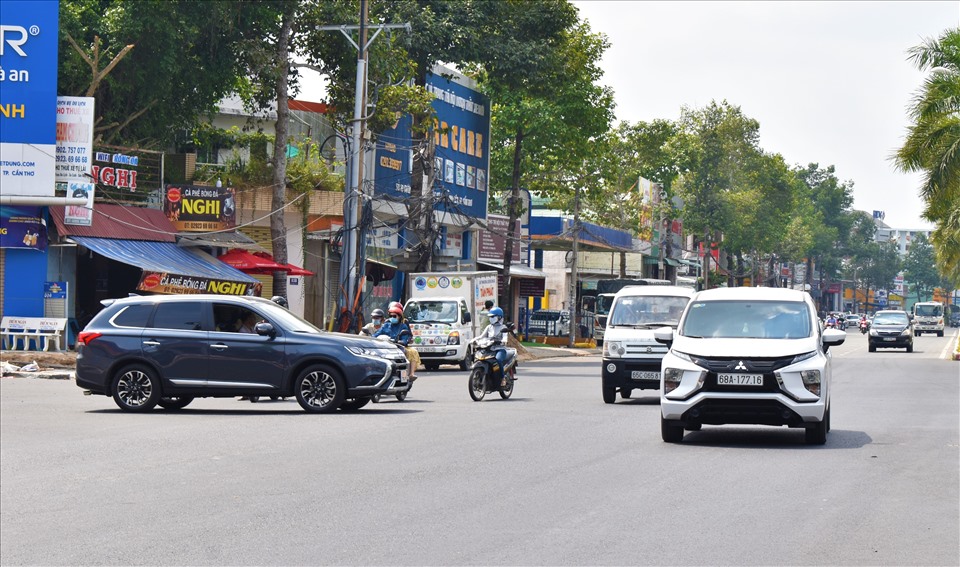 Nhiều phương tiện xe đi vào tuyến đường Trần Hoàng Na đang thi công chưa đưa vào khai thác sử dụng đâm ra đường 3 tháng 2 gây tiềm ẩn nguy cơ tai nạn giao thông. Ảnh: Thành Nhân