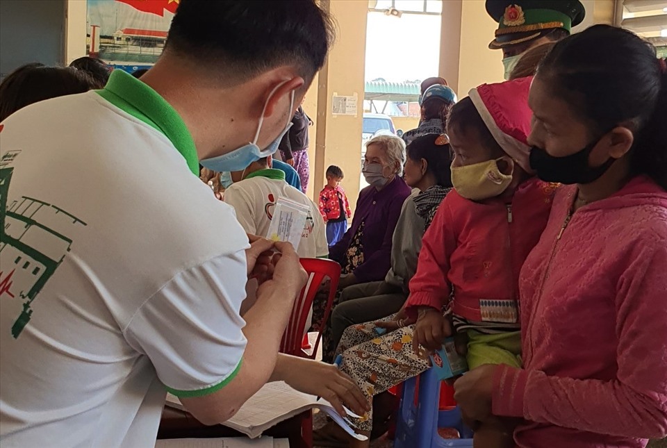 150 người cao tuổi và trẻ em được khám bệnh và cấp thuốc miễn phí. Ảnh: Dương Bình