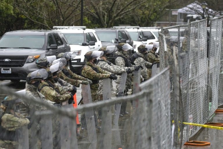 Hàng rào dây thép gai được dựng lên xung quanh Điện Capitol. Ảnh: AFP