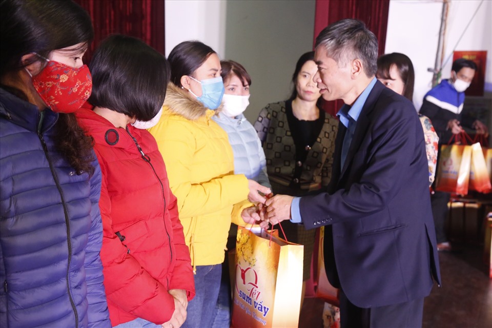 Đồng chí Trần Văn Thuật, Phó Chủ tịch Tổng LĐLĐVN tặng quà cho đoàn viên. Ảnh: Diệu Thuý