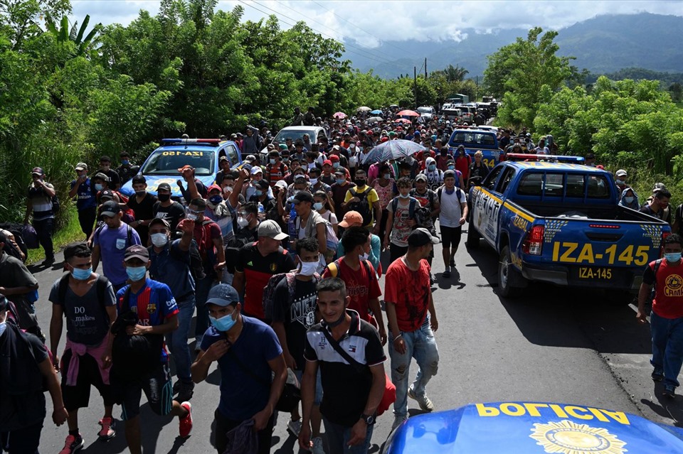 Dòng người nhập cư đổ về biên giới Mexico-Mỹ trước lễ nhậm chức của ông Joe Biden. Ảnh: AFP
