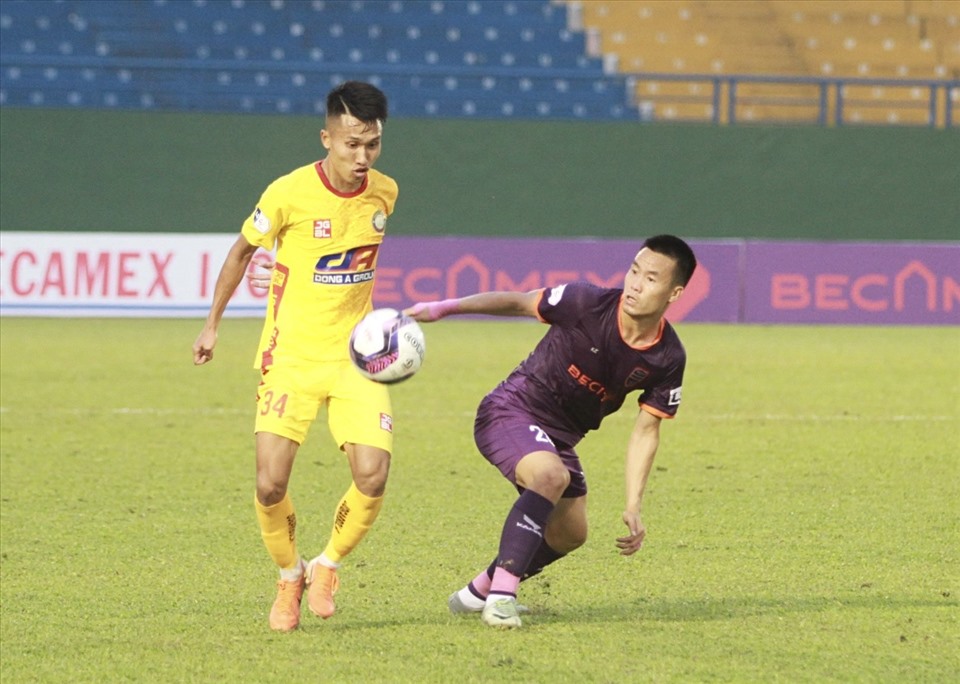 Tô Văn Vũ (phải) chơi cực hay ở trận Bình Dương thắng Thanh Hóa 1-0. Ảnh: Thanh Vũ.