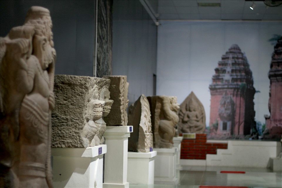Ngoài ra, tại Bảo tàng Bình Định hiện có 4 bức phù điêu khác được công nhận là Bảo vật quốc gia và có khoảng 10.000 ngàn hiện vật Chăm đang được trưng bày, lưu giữ.