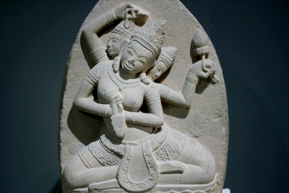 Phù điêu còn tương đối nguyên vẹn, chỉ bị xước nhỏ ở phần mũi. Phù điêu nữ thần Sarasvati có chất liệu đá sa thạch, chiều cao 80cm, rộng 60cm, dày 26cm, trọng lượng khoảng 200 kg.