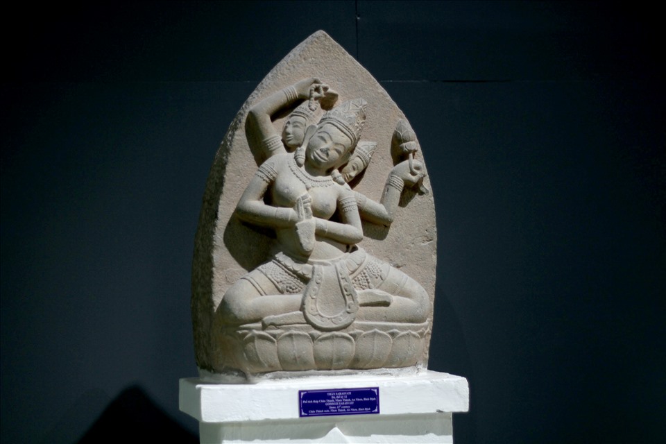 Cụ thể, phù điêu nữ thần Sarasvati được phát hiện vào năm 1988 trong quá trình người dân khai thác đất tại khu vực phế tích tháp Châu Thành (khu vực Châu Thành, phường Nhơn Thành, thị xã An Nhơn, tỉnh Bình Định).
