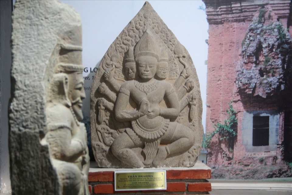 Theo đó, phù điêu Thần Brahma (thế kỷ XII – XIII) được công nhận Bảo vật Quốc gia năm 2016. Thần Brahma có chiều cao 128cm, rộng 88cm, dày 23cm.
