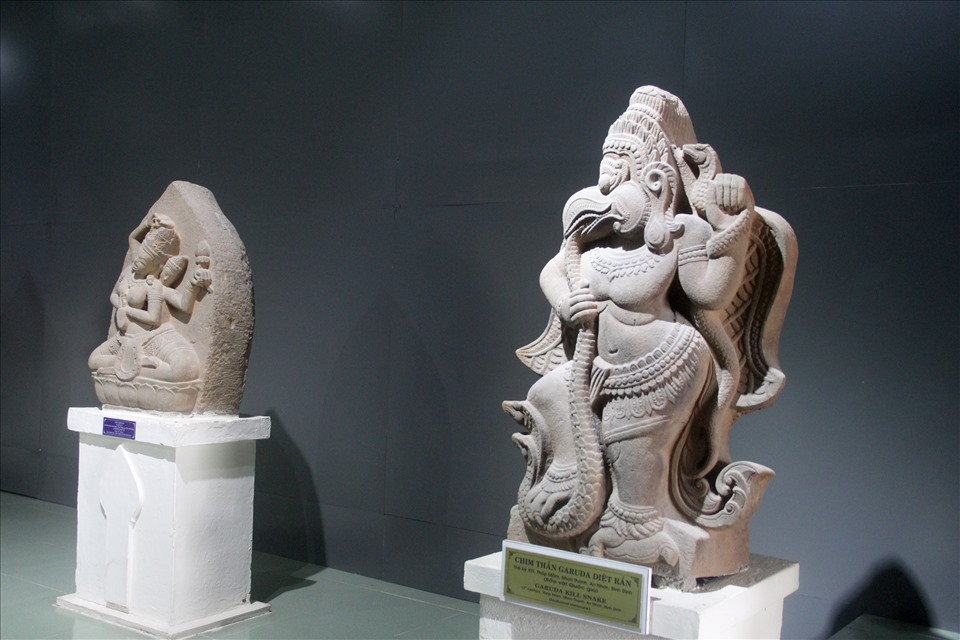 Theo thần thoại Ấn Độ, Garuda là loài chim thần được coi là vua của mọi loài chim và là vật cưỡi của thần Visnu. Garuda 1: Kích thước: rộng 57cm, dày 23cm, cao 108cm; Garuda 2: kích thước: rộng 69cm, dày 20cm, cao 11cm.