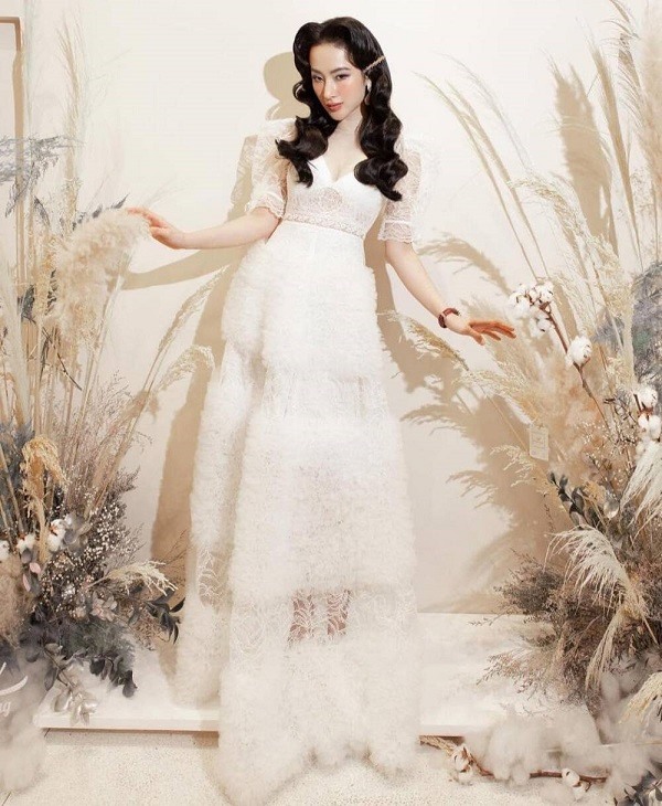 Xuất hiện trong một sự kiện gần đây, Angela Phương Trinh khiến người hâm mộ xao xuyến khi diện chiếc váy trắng kín đáo nhưng vẫn khoe trọn nhan sắc đỉnh cao, vóc dáng quyến rũ.
