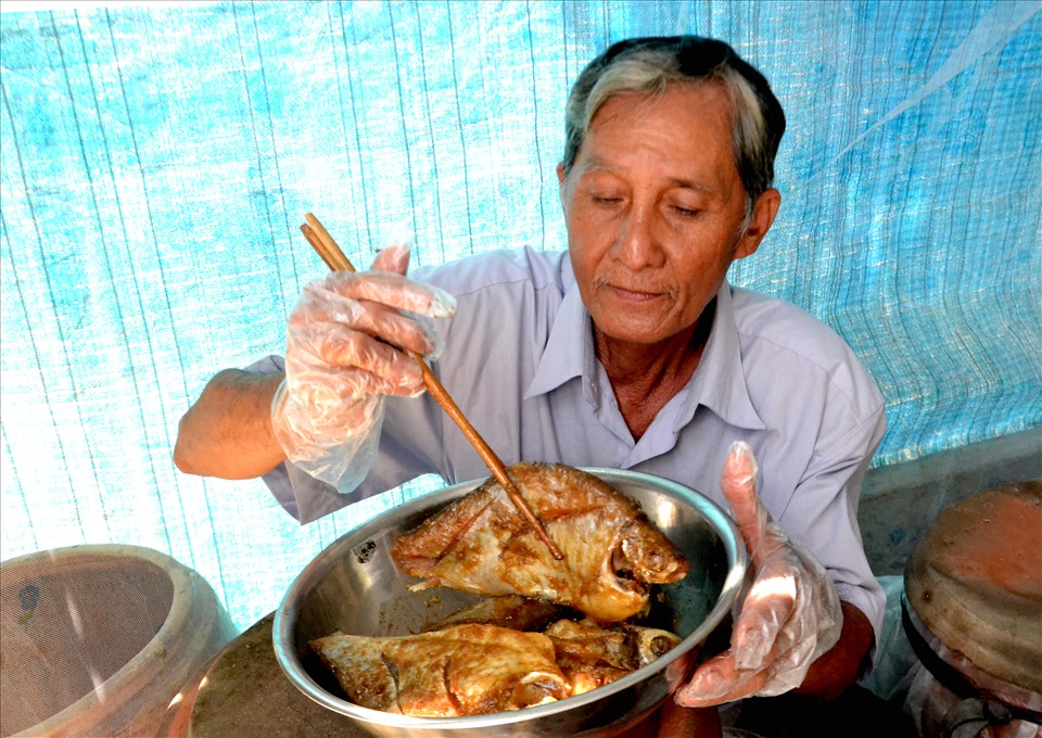 Với vị thế của vùng đầu nguồn sông Cửu Long, Tân Châu được mệnh danh là vựa cá sông Me kong. Vì thế nơi đây cũng có nhiều ăn theo lợi thế tự nhiên như cá làm khô, cá làm mắm. Đặc sắc nhất là mắm chao. Mắm chao không chỉ ngon mà còn có nhiều khác biệt với họ hàng nhà mắm Nam bộ. Ảnh: Lục Tùng