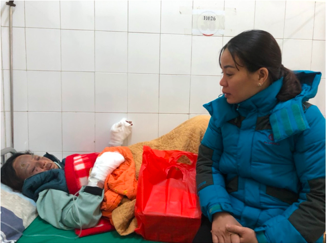LĐLĐ huyện Điện Biên tổ chức thăm hỏi đoàn viên công đoàn không may bị cháy nhà. Ảnh: LĐLĐ huyện Điện Biên