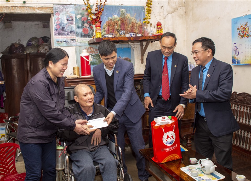 Phó chủ tịch Tổng LĐLĐ Việt Nam, Ngọ Duy Hiểu tặng quà cho gia đình chị Phạm Thị Hạnh. Ảnh: NT