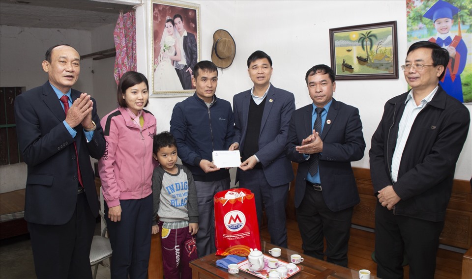Phó chủ tịch Tổng LĐLĐ Việt Nam, Ngọ Duy Hiểu tặng quà cho gia đình anh Nguyễn Hải Đăng. Ảnh: NT