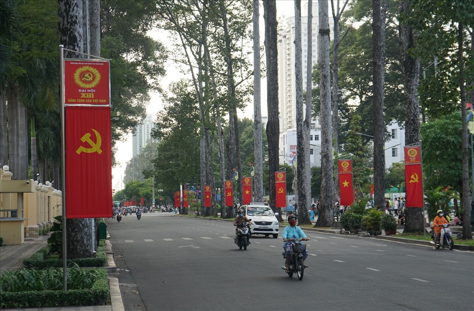 Khắp các tuyến đường rực rỡ màu cờ Tổ quốc, Cờ Đảng  chào mừng Đại hội Đại biểu toàn quốc lần thứ XIII của Đảng được treo.
