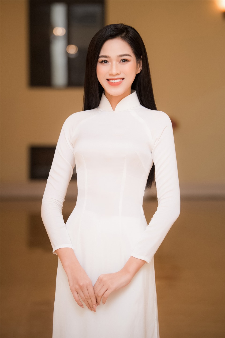 Hoa hậu Đỗ Thị Hà diện áo dài mỏng manh trong cái lạnh 14 độ