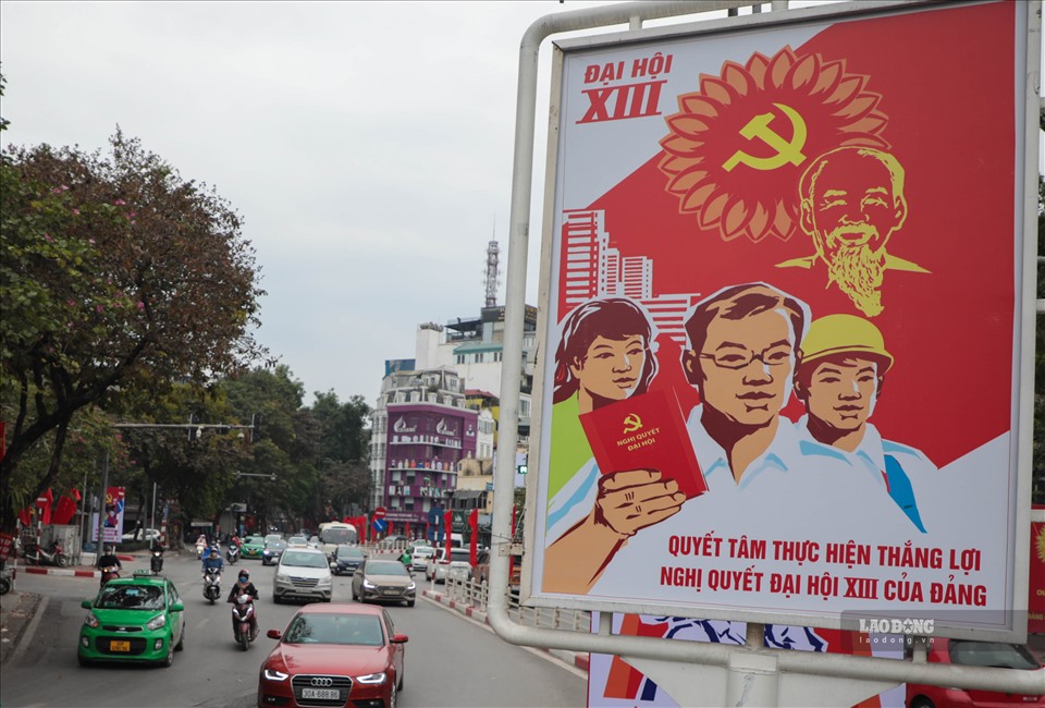 Đại hội Đại biểu toàn quốc lần thứ XIII của Đảng sẽ chính thức diễn ra từ ngày 25.1.2021 đến ngày 2.2.2021 tại Thủ đô Hà Nội. Những ngày này, khắp các tuyến đường được trang trí cờ, băng-rôn, pano, áp phích cỡ lớn.