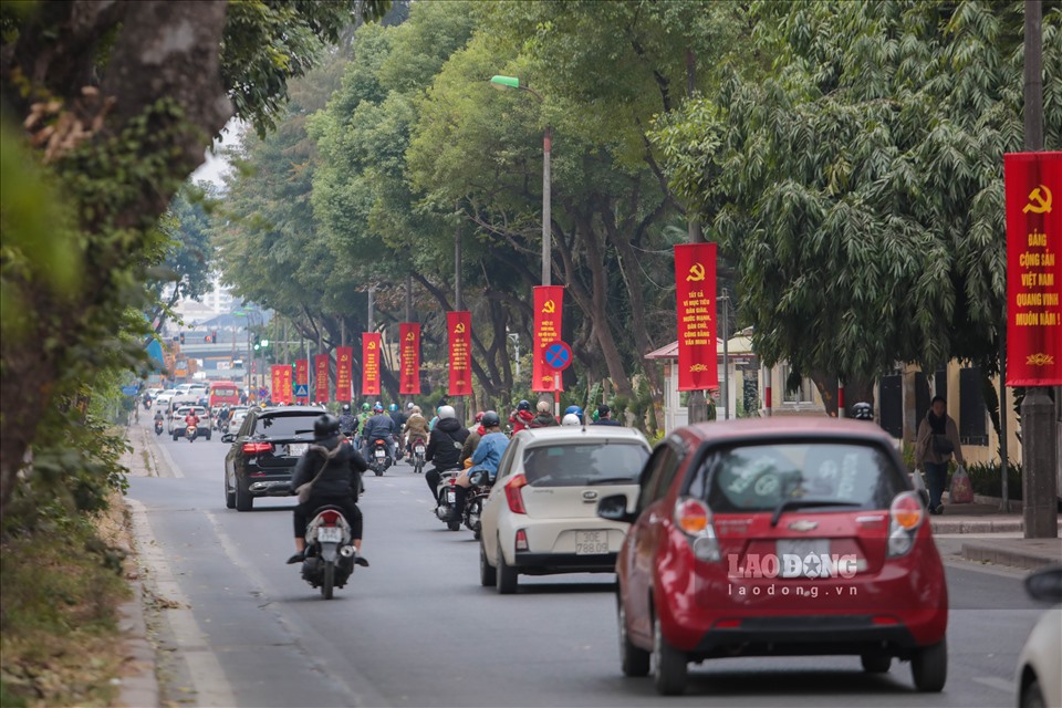 Băng rôn tuyên truyền Đại hội lần thứ XIII của Đảng trên đường Kim Mã.