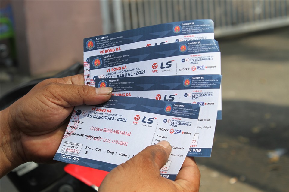 Theo ghi nhận của Lao Động, vé khán đài A2 được phe vé giao bán với giá 800 nghìn/cặp. Trong khi đó, vé khán đài B, A4, A5 được rao bán với giá lần lượt là 150.000 và 100.000 nghìn.
