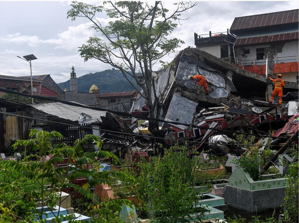 Lực lượng cứu hộ Indonesia đang tìm kiếm những người sống sót và thi thể sau trận động đất 6,2 độ richter gây hậu quả kinh hoàng. Ảnh: AFP