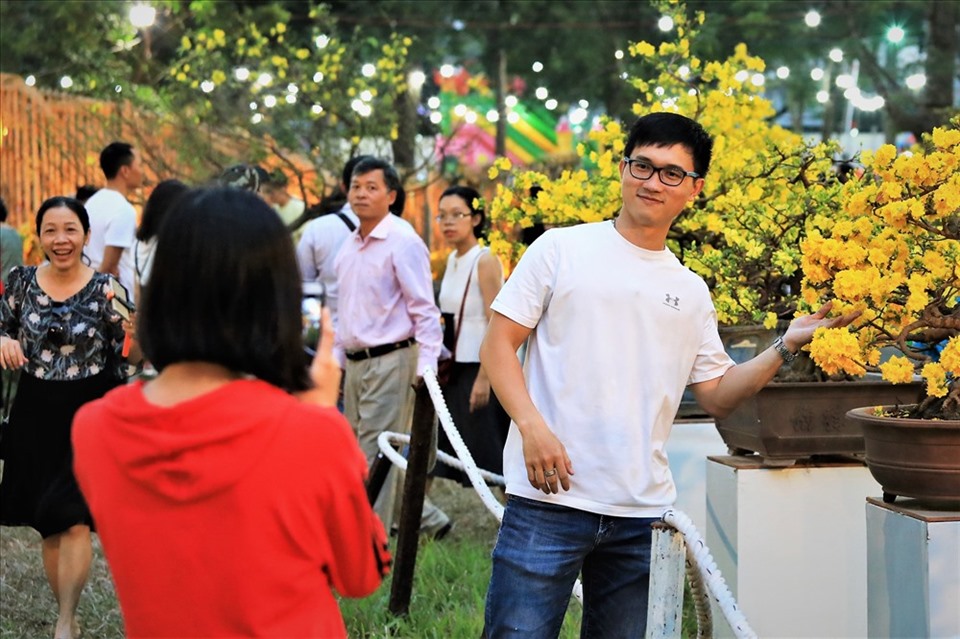 Dịp Tết Nguyên đán, hàng nghìn người dân TPHCM lại nô nức đến các điểm vui chơi giải trí, trong đó có Hội Hoa Xuân tại công viên Tao Đàn