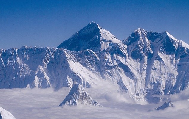Ole Solskjaer lấy ví dụ về đỉnh Everest để nắn gân các học trò. Ảnh: AFP.