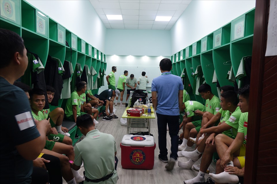 Câu lạc bộ Sài Gòn làm lại phòng thay đồ cho cả mình và đội khách tại V.League 2021. Ảnh: Nguyễn Đăng.