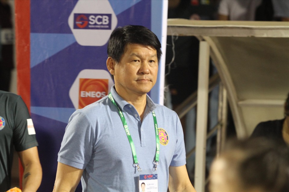 Huấn luyện viên Vũ Tiến Thành giành 3 điểm trong cuộc “đấu trí” với Kiatisak. Ảnh: Thanh Vũ