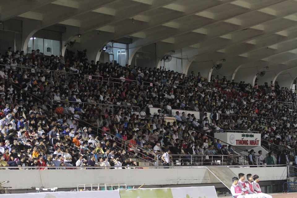 Có đến 14.500 khán giả tới sân Thống Nhất theo dõi trận đấu giữa câu lạc bộ Sài Gòn và Hoàng Anh Gia Lai. Ảnh: Thanh Vũ