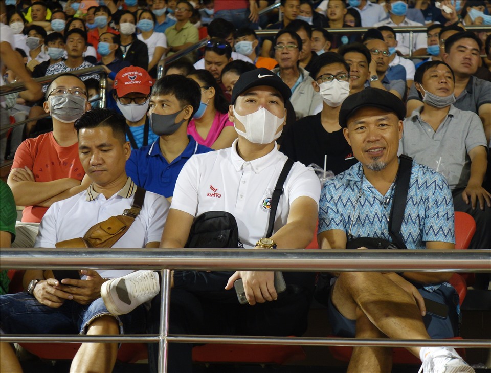 Nhạc sĩ Huy Tuấn (ngoài cùng bên phải) đến xem trận Sài Gòn - Hoàng Anh Gia Lai vì sức sống mạnh mẽ của bóng đá Việt Nam. Ảnh: Nguyễn Đăng.