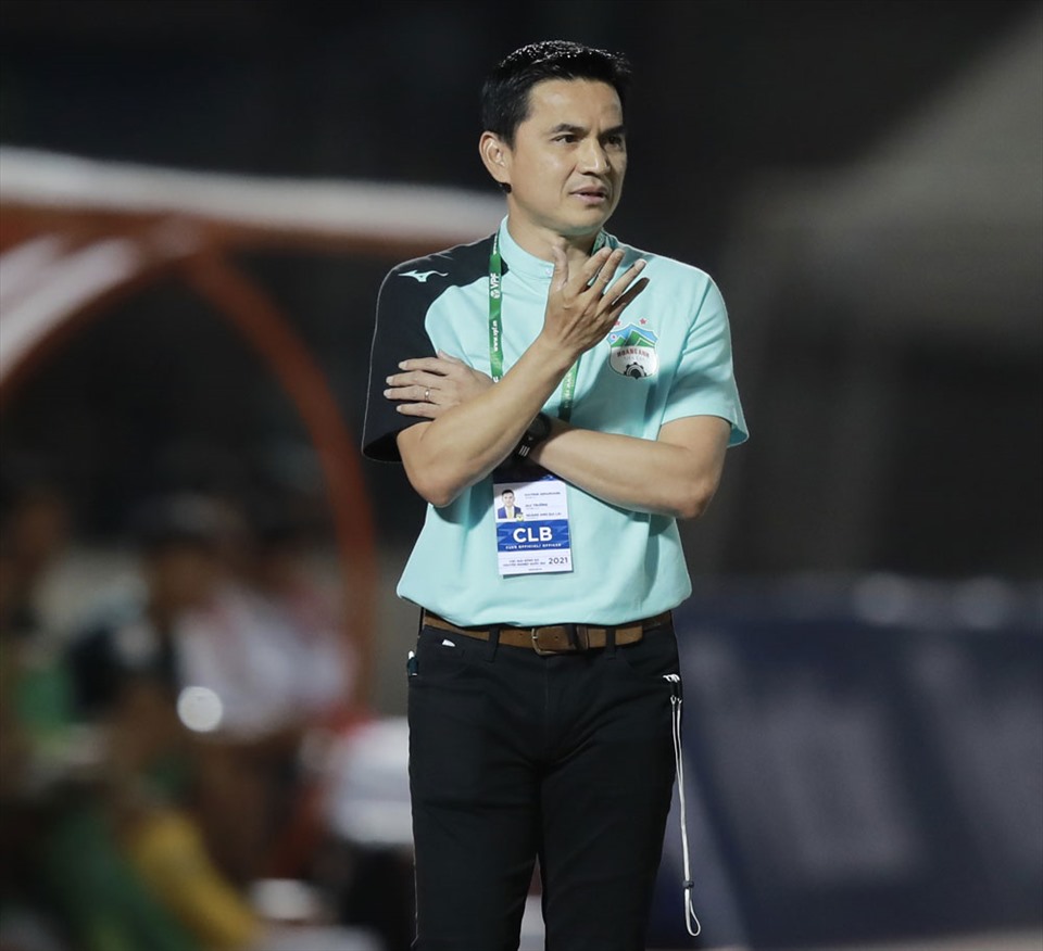 Huấn luyện viên Kiatisak đã thất bại trận đấu đầu tiên ở V.League 2021. Ảnh: VPF