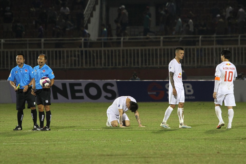 Hậu vệ Kimdong Su gục xuống sân sau khi trọng tài Vũ Nguyên Vũ thổi còi mãn cuộc. Sai lầm duy nhất trong hiệp 1 khiến Hoàng Anh Gia Lai nhận thất bại 0-1 trước câu lạc bộ Sài Gòn trong ngày ra quân.