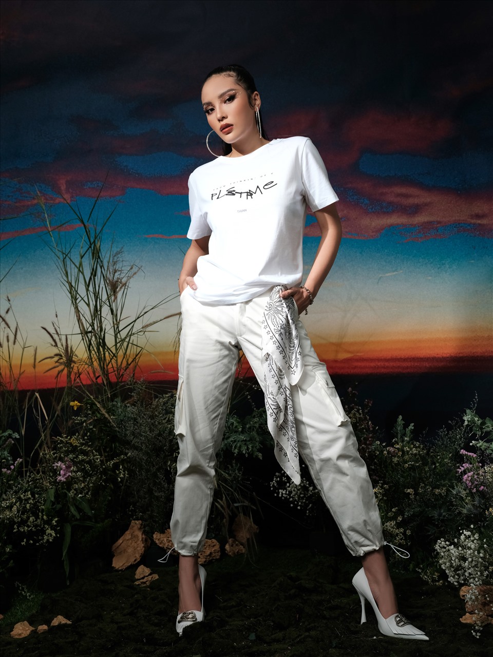 Siêu mẫu Minh Triệu kết hợp cùng Hoa hậu Kỳ Duyên sáng lập thương hiệu áo thun THUNN. Mới đây, cả hai cho ra mắt BST đầu tiên mang tên “𝐒𝐇𝐀𝐃𝐄𝐒 𝐎𝐅 𝐋𝐎𝐕𝐄” và nhận được nhiều lời khen.