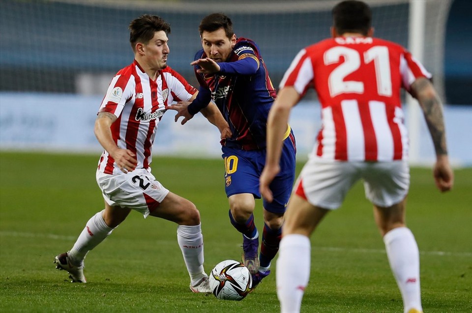 Trong khi Messi bị đối thủ vây rất chặt và gây ức chế, dẫn đến thẻ đỏ ở cuối trận. Ảnh: AFP