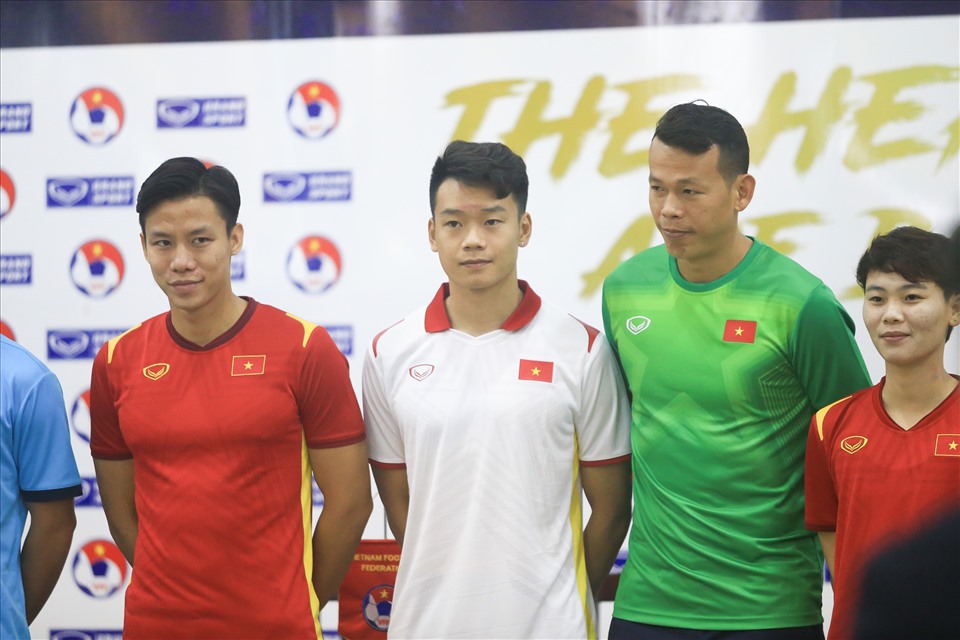 Cận cảnh các mẫu áo mới của đội tuyển Việt Nam. Ảnh: Hoài Thu