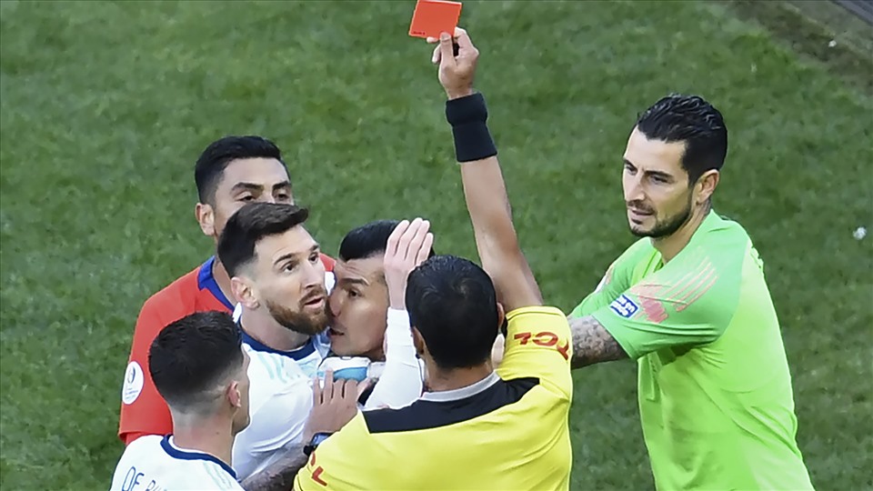 Trong 3 lần Messi nhận thẻ đỏ, có 2 lần trong màu áo đội tuyển Argentina. Ảnh: AFP
