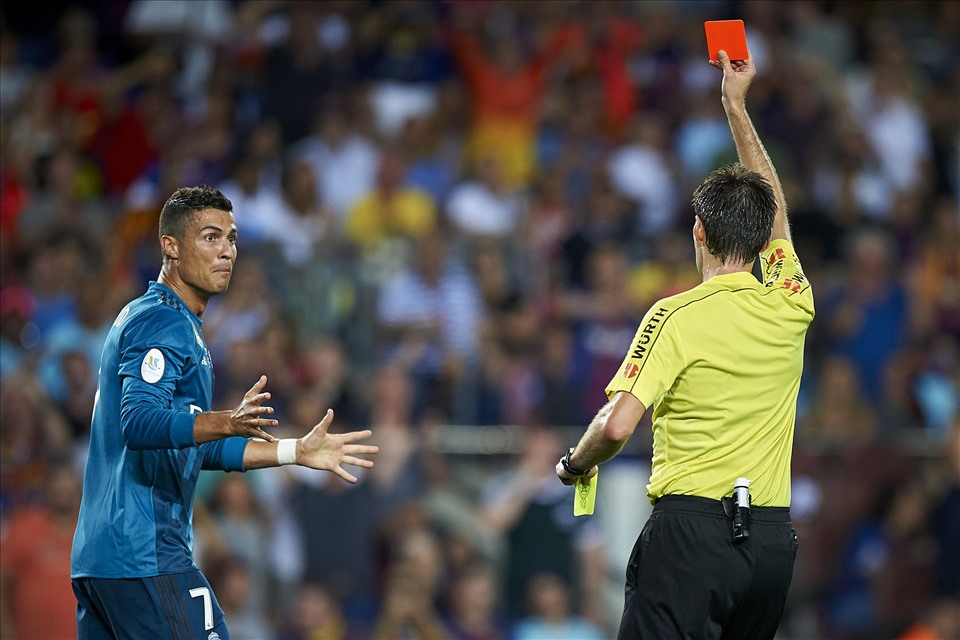 Cristiano Ronaldo bị nhiều thẻ đỏ hơn và ở nhiều trận đấu lớn. Ảnh: AFP