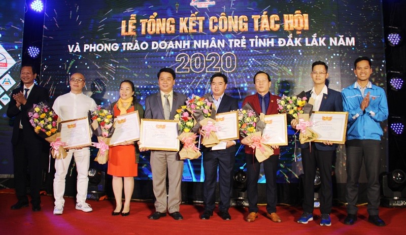 Đại diện Hội Liên hiệp Thanh niên tỉnh Đắk Lắk tặng bằng khen cho các cá nhân có thành tích xuất sắc của Hội doanh nhân trẻ Đắk Lắk. Ảnh: Kim Bảo