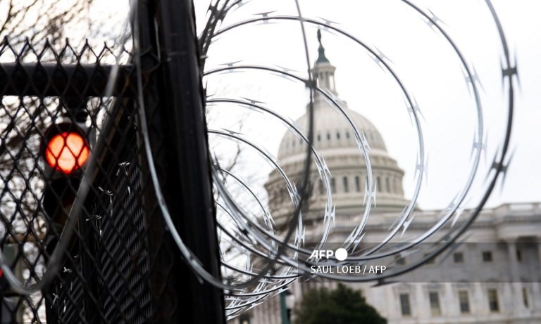 Dây thép gai được lắp trên đỉnh hàng rào an ninh bao quanh Tòa nhà Quốc hội Hoa Kỳ ở thủ đô Washington, ngày 15 tháng 1 năm 2021, trước lễ nhậm chức của tổng thống Joe Biden vào tuần tới.