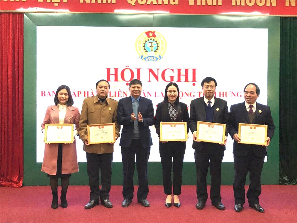 Phó Chủ tịch Tổng LĐLĐVN Phan Văn Anh (thứ ba từ trái sang) trao Kỷ niệm chương “Vì sự nghiệp xây dựng tổ chức Công đoàn” cho 5 cá nhân. Ảnh: Thu Nguyệt