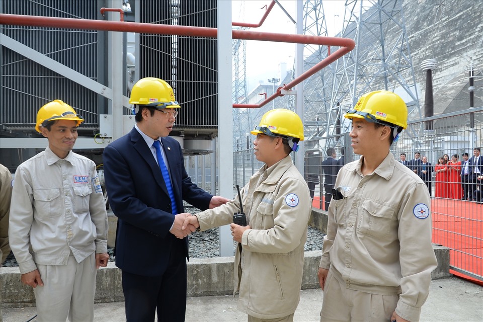 Chủ tịch Công đoàn Điện lực Việt Nam Đỗ Đức Hùng (thứ hai từ trái sang) động viên cán bộ công nhân viên. Ảnh: Đắc Cường
