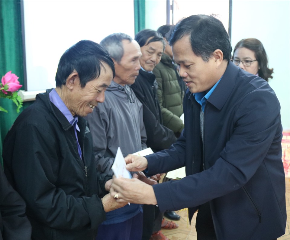 Ông Lê Minh Nhân - Tỉnh ủy viên, Chủ tịch LĐLĐ tỉnh Thừa Thiên Huế tặng quà cho người lao động. Ảnh: PĐ.