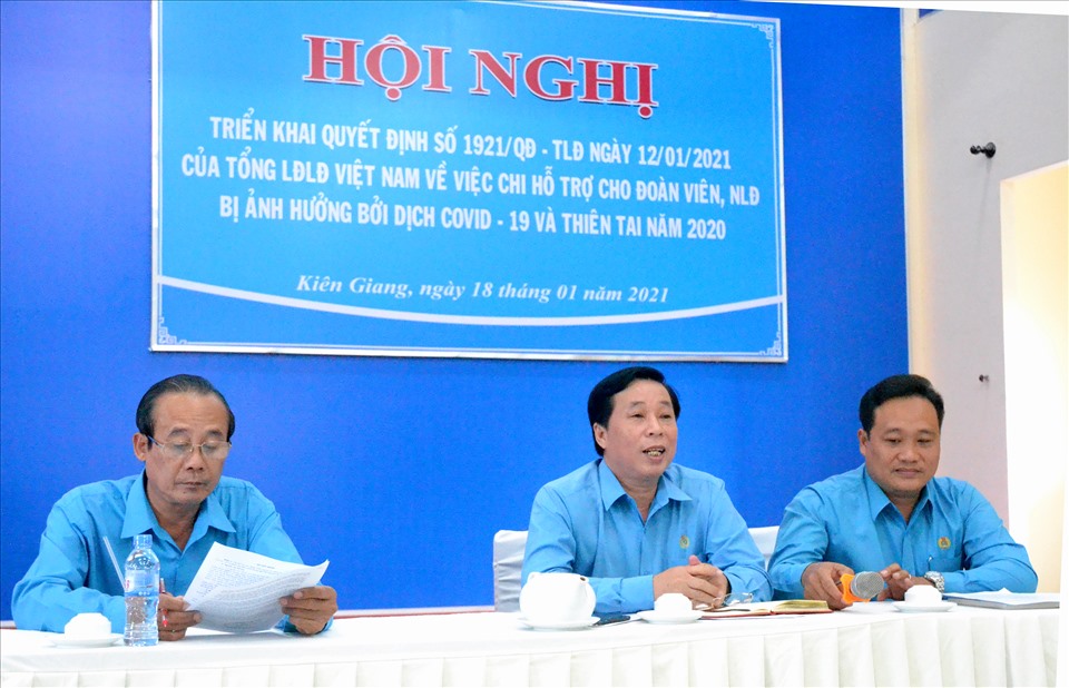 Lãnh đạo LĐLĐ tỉnh Kiên Giang chủ trì hội nghị. Ảnh: Lục Tùng