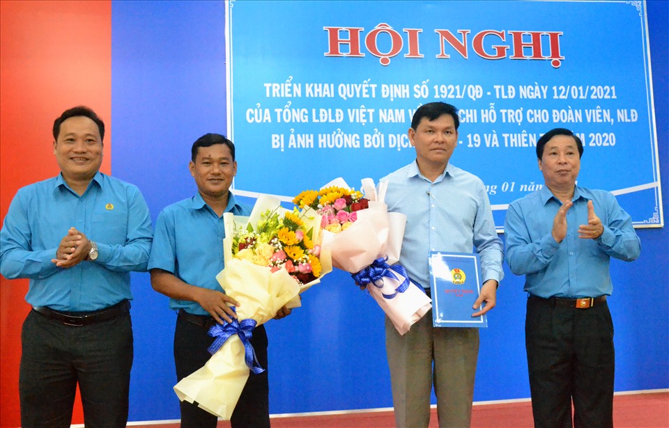 Trao quyết định và tặng hoa chúc mừng 2 thành viên mới của Ban chấp hành LĐLĐ tỉnh Kiên Giang. Ảnh: Lục Tùng