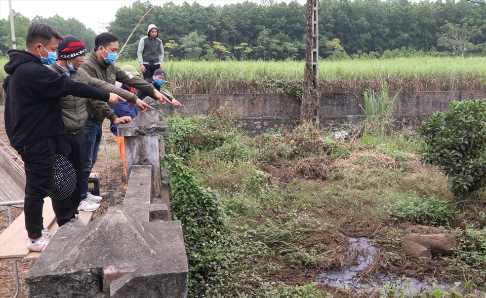 Vị trí người dân lấp lán canh hiện trường xả thải ở Hòa Bình. Ảnh: Vân Tiến