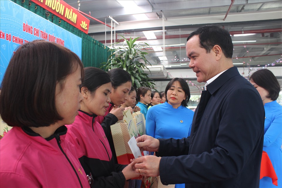 Ông Nguyễn Đình Khang, Uỷ viên Trung ương Đảng, Chủ tịch Tổng LĐLĐVN trao quà tới công nhân lao động. Ảnh: Trần Kiều