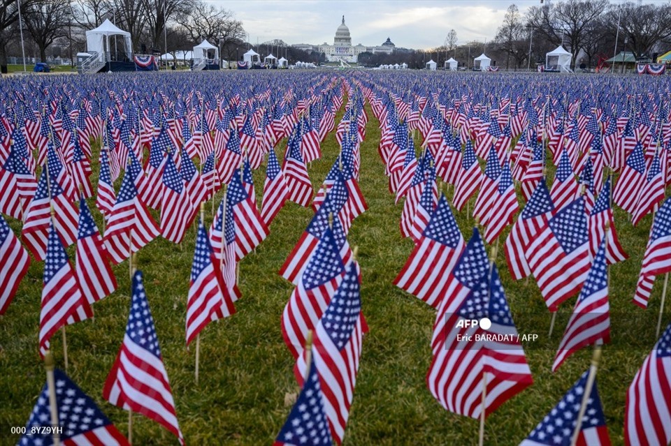 Với gần 200.000 lá cờ Mỹ trưng bày mừng lễ nhậm chức của ông Biden, chúng ta có thể cảm nhận được sự đoàn kết và tình yêu đối với đất nước Mỹ của người dân. Bức hình ảnh này là một cảm hứng vô hạn cho chúng ta để đoàn kết, bảo vệ và yêu quý đất nước của mình.