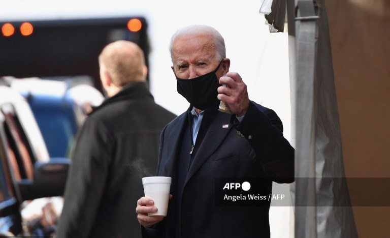 Tổng thống đắc cử Hoa Kỳ Joe Biden rời đi sau cuộc họp với các cố vấn chuyển tiếp tại nhà hát The Queen ở Wilmington, Delaware vào ngày 18 tháng 1 năm 2021. Chỉ 48 giờ trước khi trở thành tổng thống, Joe Biden hôm thứ Hai đã nhấn mạnh sự thống nhất, trong khi Tổng thống Donald Trump vẫn sống ẩn dật trong Nhà Trắng tại trung tâm của một thủ đô ngập tràn quân đội và các rào cản an ninh.